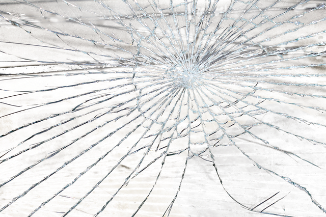 rozbité sklo