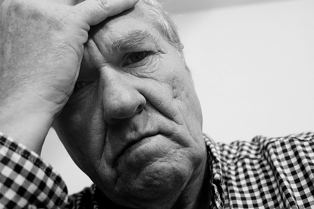 starší muž v depresi