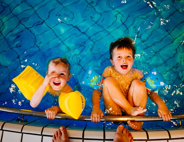 děti v bazénu
